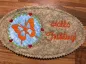 Preview: Stickdatei Set Hallo Frühling (div. Rahmengrößen), Foto zeigt ovalen Mug Rug aus Filz in bronzefarben. Links oranger Schmetterling auf rundem hellblauem Grund, umgeben von Kranz aus Herzen und Blättern. Rechts Schriftzug "Hallo Frühling!". Preview: Stickdatei Set Hallo Frühling (div. Rahmengrößen), Foto zeigt ovalen Mug Rug aus Filz in bronzefarben. Links oranger Schmetterling auf rundem hellblauem Grund, umgeben von Kranz aus Herzen und Blättern. Rechts Schriftzug "Hallo Frühling!".