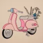 Preview: Retro Motorroller in Rosa gestickt mit Blumen am Kofferraum.