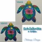 Preview: Schildkröte mit Mandalamuster in verschiedenen Blautönen rosa gelb und grün gestickt Preview: Schildkröte mit Mandalamuster in verschiedenen Blautönen rosa gelb und grün gestickt
