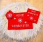 Preview: Stickdatei Set ITH Weihnachtskarten, Geschenkanhänger und Schriftzüge. Foto präsentiert auf hellem Fell 2 Weihnachtskarten und 1 geösten Geschenkanhänger in rot. Anhänger mit Eisstern-Bestickung; Karten mit Sternenbestickung und Schriftzug "Frohe Weihnach