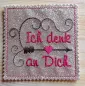 Preview: Stickdatei Set ITH Mini-Grußkarten inkl. Abwandlung zur Geschenktasche, Foto mit quadratischer Ausarbeitung. Silbrig-glitzernder Untergrund mit Bestickung: Schriftzug "Ich denk an Dich.", Pfeil durch Herz, Schnörkelverzierung.