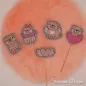Preview: Stickdatei Set Valentinsmöpse ITH Stabdesigns für Stabdeko, Foto fünf unterschiedlicher Designs, präsentiert auf orangem Fellstück. Vier Möpse am Stab: Mops mit Zwinkerauge und Jäckchen, Mops mit Zwinkerauge, Ohrschleife und Halskrause, Mops mit Flügeln, Preview: Stickdatei Set Valentinsmöpse ITH Stabdesigns für Stabdeko, Foto fünf unterschiedlicher Designs, präsentiert auf orangem Fellstück. Vier Möpse am Stab: Mops mit Zwinkerauge und Jäckchen, Mops mit Zwinkerauge, Ohrschleife und Halskrause, Mops mit Flügeln,