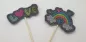 Preview: Stickdatei Set Valentinsmöpse ITH Stabdesigns für Stabdeko, Foto mit zwei Designs auf jeweils anthrazitfarbenem Filzuntergrund. Einmal bunter Schriftzug "LOVE" mit rotem Herz als "O", einmal bunter Regenbogen, von Herzen umgeben und mit je einer Wolke an 