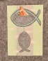 Preview: Stickdatei Set ITH Fisch-Geschenkstecker & Geldgeschenk-Fisch, Foto einer Hochkant-Ausfertigung. Oben stilisierter Querformat-Fisch mit Einstecköffnung, aus der ein Geldschein herausragt, Schriftzug "Alles Gute", darunter Hochkant-Fisch, Schriftzug "zur K