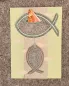 Mobile Preview: Stickdatei Set ITH Fisch-Geschenkstecker & Geldgeschenk-Fisch, Foto einer Hochkant-Ausfertigung. Oben stilisierter Querformat-Fisch mit Einstecköffnung, aus der ein Geldschein herausragt, Schriftzug "Alles Gute", darunter Hochkant-Fisch, Schriftzug "zur K