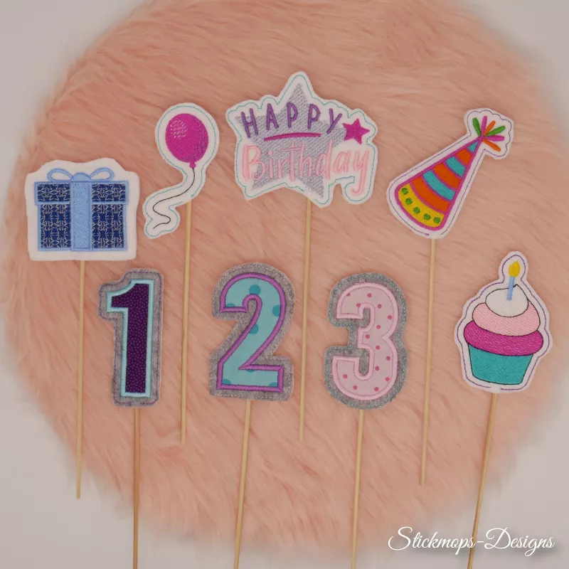 Stabdeko Zahlen 1,2,3. Schriftzug Happy Birthday, Partyhut, Geschenk und Cupcake als Stickdatei Stabdeko.