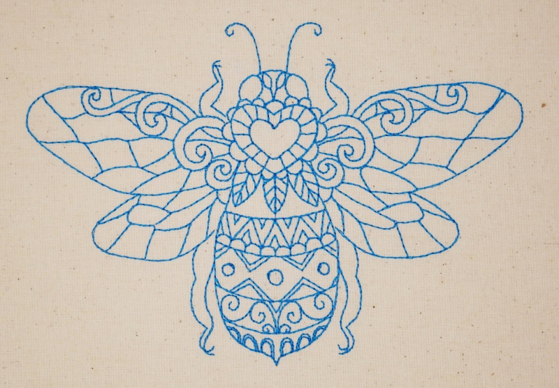 Preview: Eine gestickte Biene in Lineartoptik mit Herz auf dem Rücken.