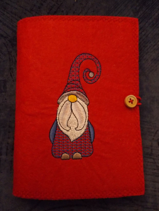 Preview: Gnom auf einer Buchhülle aufgestickt.