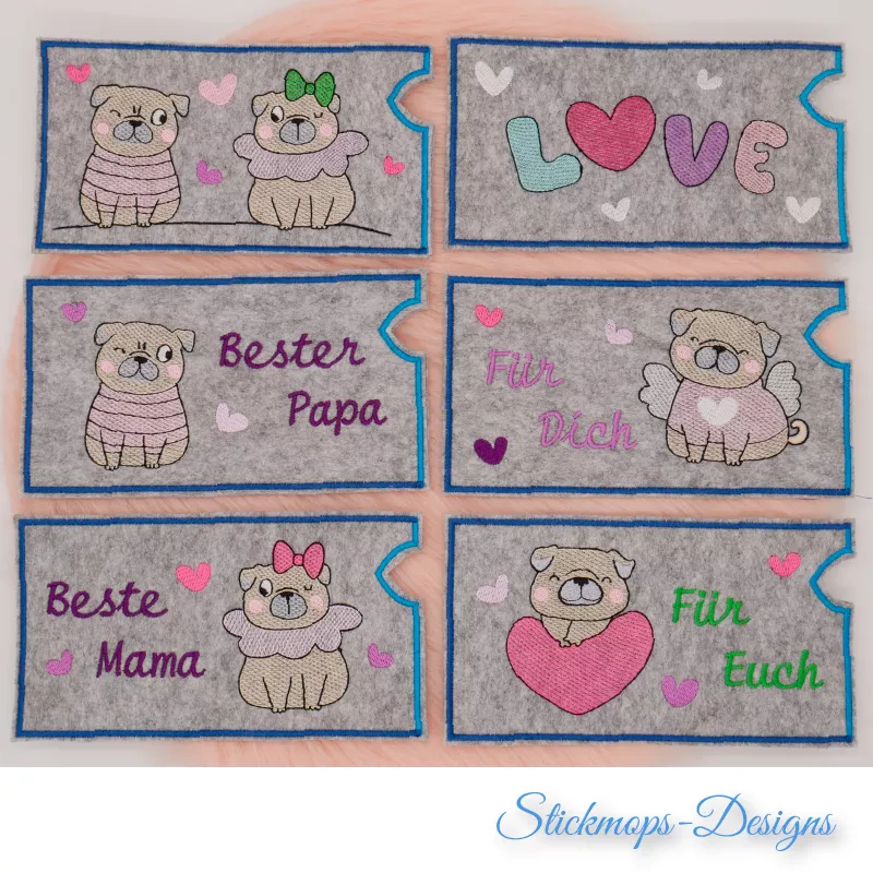 Stickdatei Set Valentinsmöpse ITH Geschenk- und Schokoladenhüllen, Foto mit 6 Designs auf jeweils grauem Filz: Männlicher und weiblicher Mops nebeneinander; Männlicher Mops mit Schriftzug "Bester Papa"; Weiblicher Mops mit Schriftzug "Beste Mama"; Mops mi