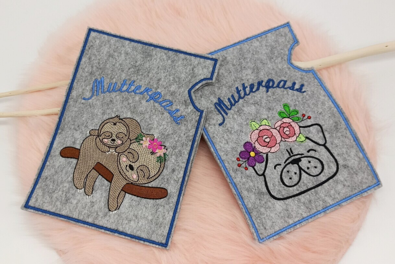 Preview: Stickdatei Set ITH Mutterpass-Hüllen für DE und AT + Einzelmotive, Abbildung mit 3 Fotos, auf denen sich je 2 Hüllen befinden. 1 mal Hülle mit Herz mit Blüte und Blättern und Hülle mit Faultieren auf Ast, beide Aufschrift 