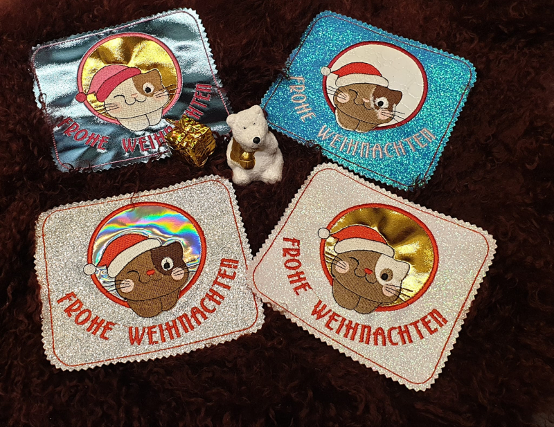 Preview: Untersetzer Tasse Katze mit Weihnachtsmütze und Schriftzug Frohe Weihnachten in verschiedenen Farbvarianten und glänzenden Untergründen