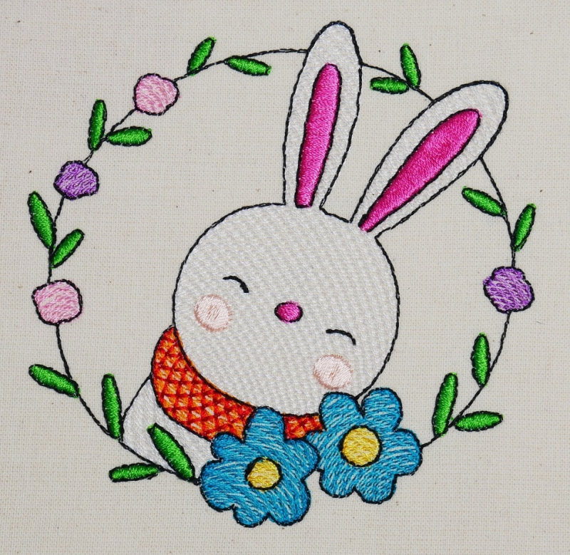 Preview: Osterhase mit floralem Kranz ausgestickt auf Baumwolle.