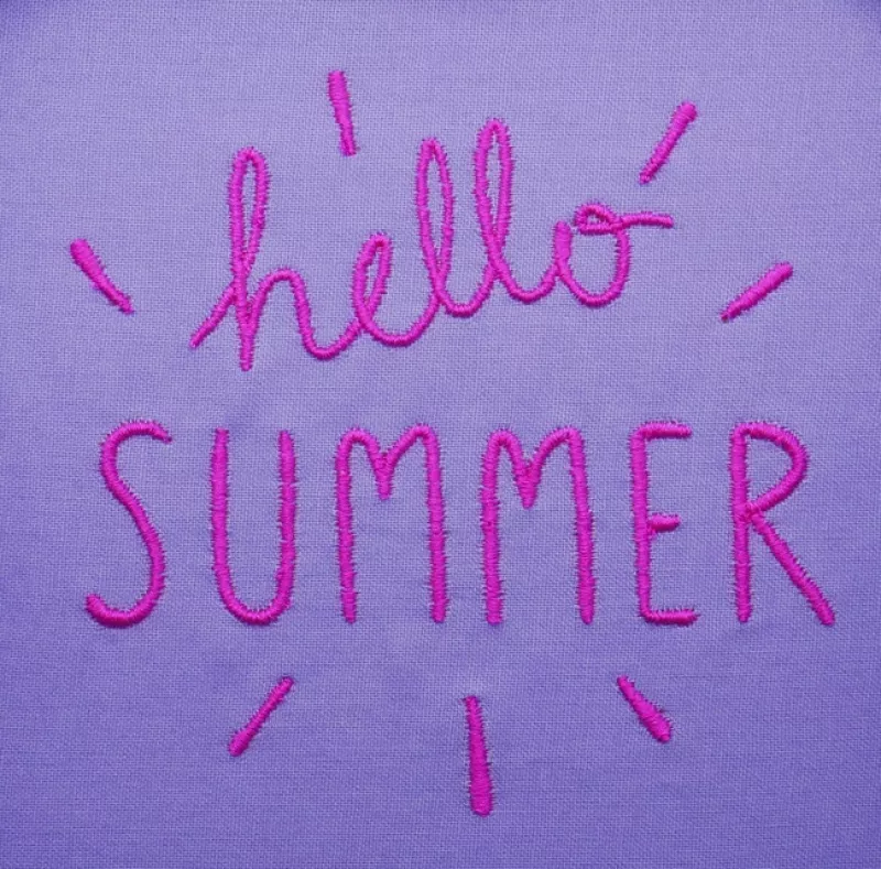 Stickdatei Set Hello Summer Cat Doodle Applikation inkl. ITH Anhänger, Foto zeigt Applikation auf lila Stoff. Schriftzug "hello SUMMER" in pink mit rund angeordneten gleichfarbigen Strahlen.