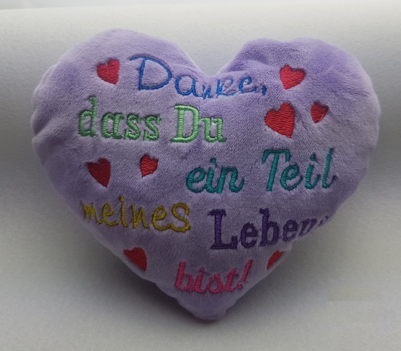 Stickdatei Set Danke Sprüche, Foto mit lila Plüschherz: Bunter Schriftzug "Danke, dass du ein Teil meines Lebens bist!". Mit roten Herzchen.!".