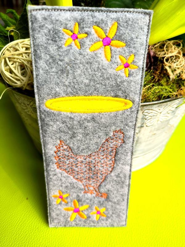 Preview: Stickmotiv Huhn auf einer Bestecktasche aufgestickt.