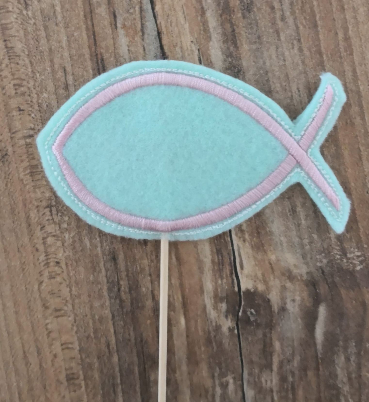 Stickdatei Set ITH Fisch-Geschenkstecker & Geldgeschenk-Fisch. Foto eines Designstabs mit stilisiertem Fisch, türkis mit rosa Innenrand.