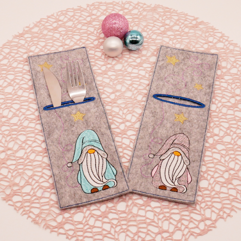 Preview: Stickdatei Set ITH Bestecktaschen Gnom-Trio. Zwei Exemplare zur Ansicht mit Weihnachtskugeln.
