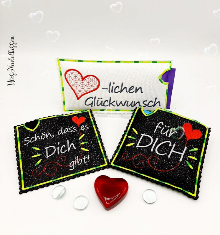 Stickdatei Set ITH Motivhüllen für viele Anlässe für Schokolade, Gutscheine u.a., Foto zeigt 3 Hüllen. 1 mal in hell, rechteckig, Bestickung: "Herz-lichen Glückwunsch" mit Herz statt Buchstaben; 2 mal schwarz, quadratisch, Bestickung: Herz/Schnörkel, Schr