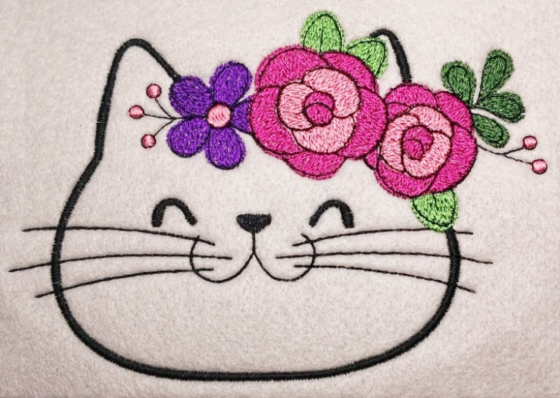 Preview: Stickdatei Set Floral Cat 10x10cm Größe mit Blumen auf dem Kopf.