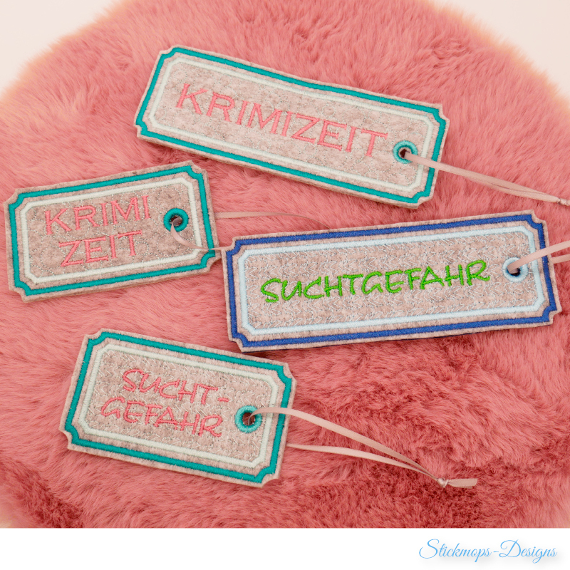 (Osterkalender-Türchen 6B) Stickdatei Set ITH Lesezeichen mit verschiedenen Füllmustern in 2 Größen. Foto zeigt 2 kurze und 2 lange hell-graubraune Ausfertigungen mit eingekerbten Ecken, garngeöst und bändchendurchzogen. Diverse Garnfarben, Schriftzüge: "