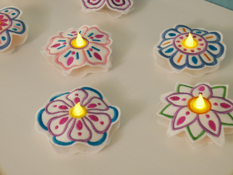Bunte Blumen als LED Cover. Die LED Teelichter leuchten aus der Blume heraus.