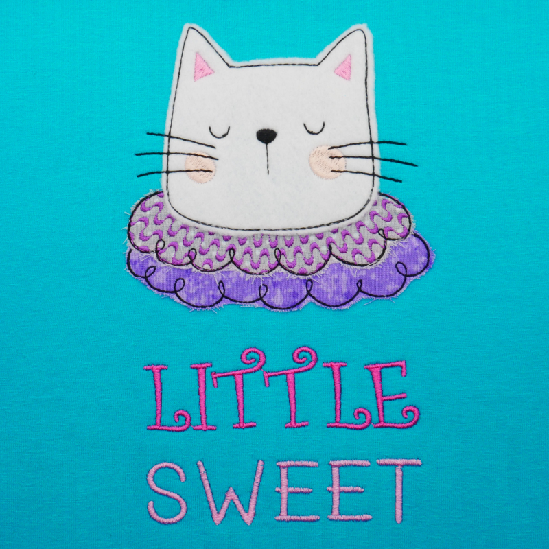 Stickdatei Set Little Sweet Cat Doodle Applikation inkl. ITH Anhänger, Foto zeigt auf türkisem Stoff Applikation Katzenkopf, darunter Schriftzug "Little Sweet in rot/rosa". Heller Kopf, unten Halskrause, lila und pink gemustert.