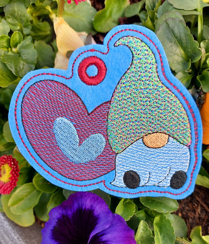 Preview: Anhänger Gnom auf blauem Filz mit Herz