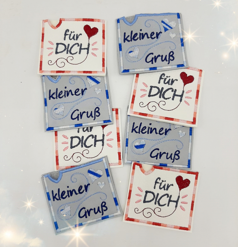 Stickdatei Set Mini ITH Schoko- und Gutscheinhüllen (10x10 Rahmen) für viele Anlässe, Foto mit 8 quadratischen Hüllen, Grundfarbe crème, bzw. hellgrau. Auf jeder Hülle gestickte Dekoverzierung, immer mit Herz, Aufschrift "für DICH", bzw. "kleiner Gruß".