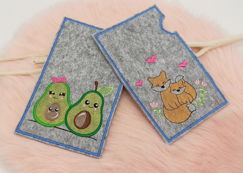 Preview: Stickdatei Set ITH Mutterpass-Hüllen für DE und AT + Einzelmotive. 3 Fotos in der Abbildung, je 2 Hüllen auf einem Foto, dabei alle mit je 1 Motiv und Schriftzug 