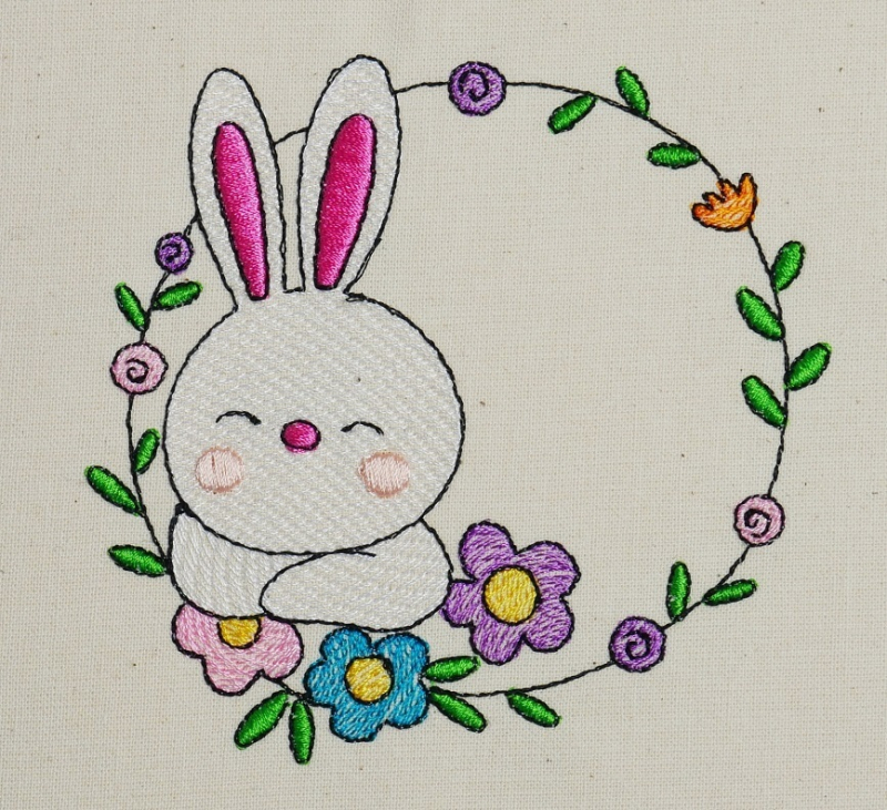 Preview: Osterhase mit floralem Kranz ausgestickt auf Baumwolle.