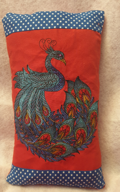 Preview: Stickdatei Set Pfau auf rot-blauem Kissen gestickt