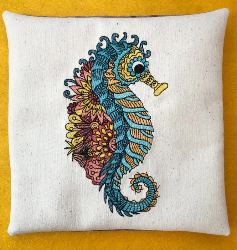 Preview: Seepferdchen mit buntem Blumenmuster auf dem Rücken auf weißem Bezug