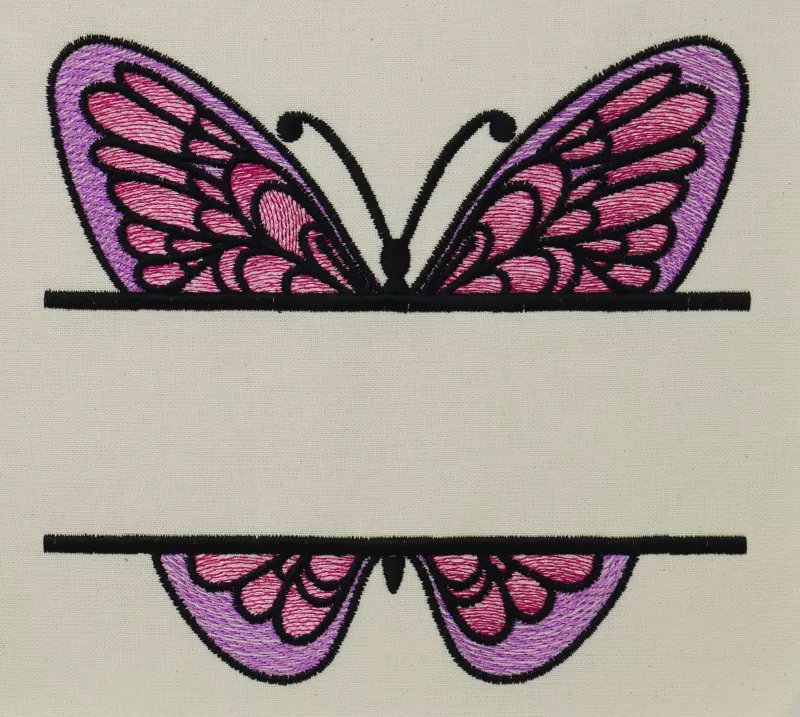 Stickdatei Split Butterfly 2, Foto mit pink-rot-schwarzem Schmetterling auf hellem Stoff. Davor mittig quer ein freier
Bestickungsplatz.