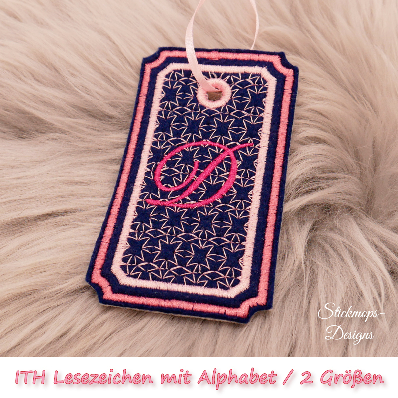 (Osterkalender-Türchen 6A) Stickdatei Set ITH Lesezeichen mit Alphabet in 2 Größen, Foto zeigt am Bändchen garngeöstes Lesezeichen, rechteckig, mit eingekerbten Ecken. Schwarz, Bestickung rosa-apricot, filigranes Muster, in rot schnörkeliger Buchstabe "D"