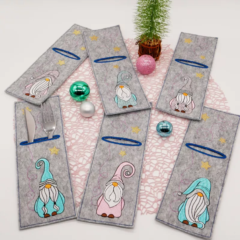 bestickte Bestecktaschen mit Gnomen in pink und hellblau mit goldenen Sternen.
