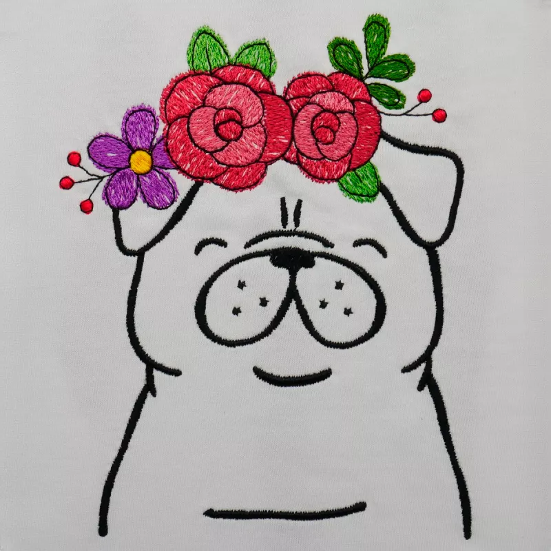 Mops mit Blumen im Haar auf Jersey gestickt.