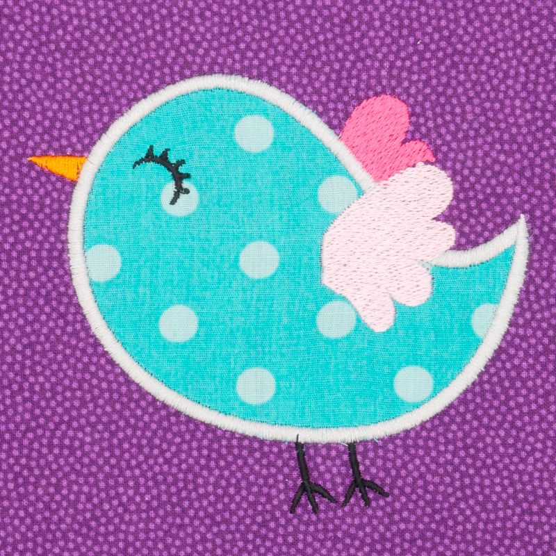 Applikation Vogel aus türkisem Stoff auf lila Hintergrund