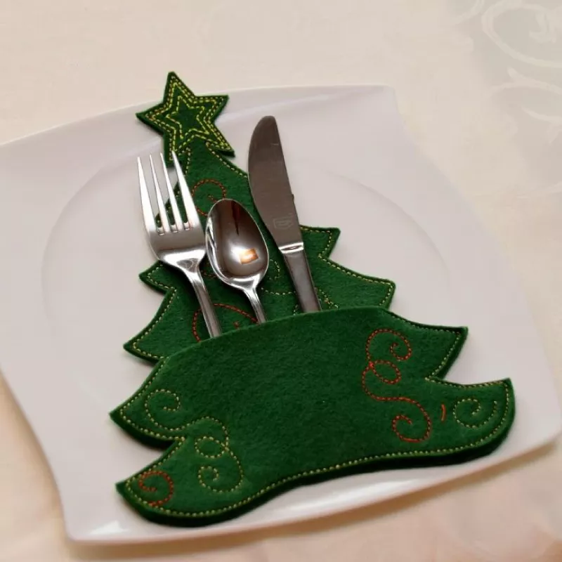 Bestecktasche in  Form eines Tannenbaumes auf Teller mit Besteck