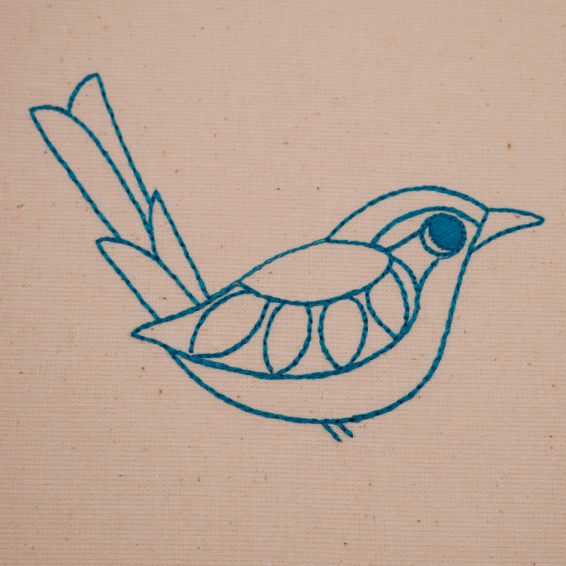 Vogel als Lineart-Stickdatei mit blauem Garn gestickt.