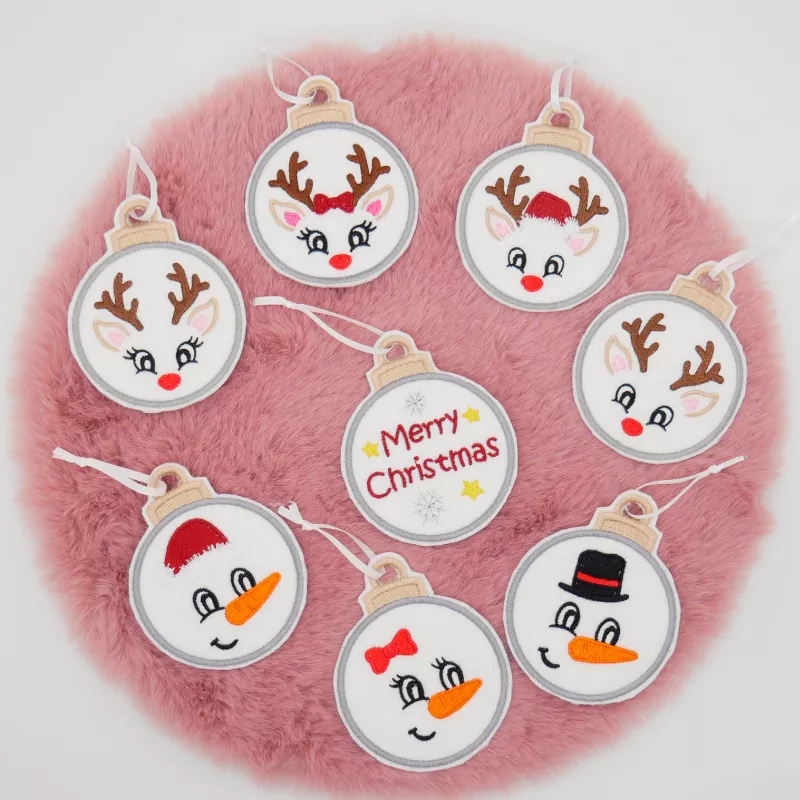 Stickdatei Christbaumkugeln ITH auf rosa Fell.