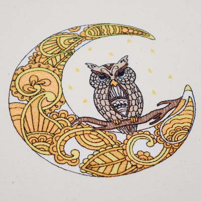 Stickdatei Set Magic Owl Eule sitzend auf Mond welcher aus gelben Ornamenten besteht