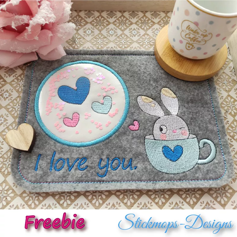 Freebie Stickdatei ITH Mug Rug Bunny in a Cup (10x10 & 13x18)