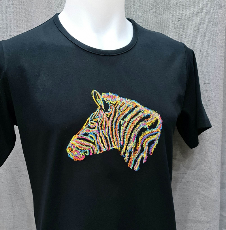 Stickdatei Zebra Scribble mit bunten Linien auf schwarzem Tshirt