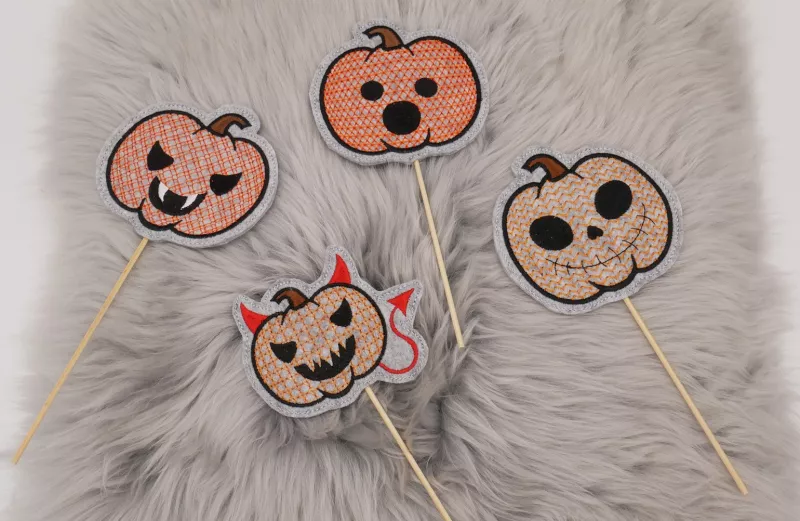 Stickdatei Set Halloween Stabdeko 10x10 mit Kürbissen, die lustige Grimassen ziehen und lachen.