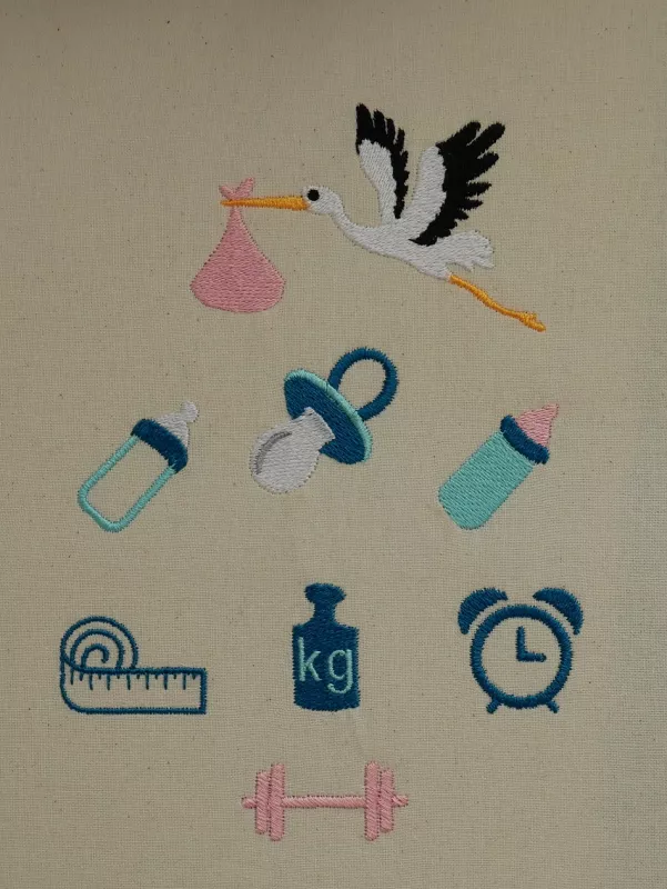 Stickdatei Set Hello Baby (div. Größen), Foto zeigt 8 auf hellem Stoff aufgebrachte Bestickungen zum Thema "Baby": Klapperstorch in typischen Farben mit Stoffbeutel im Schnabel; 2 mal Trinkflasche, 1 mal Schnuller, je 1 mal Maßband, Gewichtseisen, Wecker,