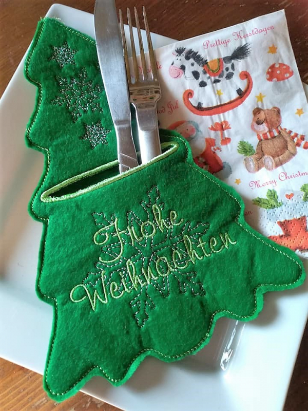 Stickdatei Set ITH Bestecktaschen XXL Set mit insgesamt 70 Dateien, Foto mit 1 besteckbefüllten Tasche aus grünem Filz. Weihnachtsbaum-Umriss, Bestickung mit dezentem Sternmuster, Schriftzug "Frohe Weihnachten".