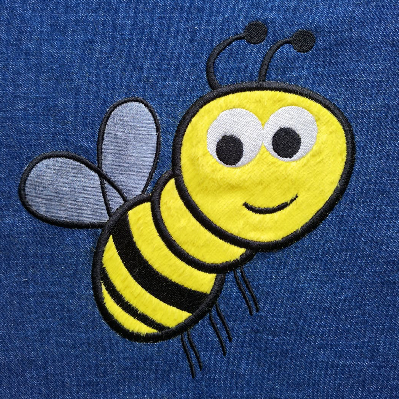 Applikation Biene auf blauem Stoff