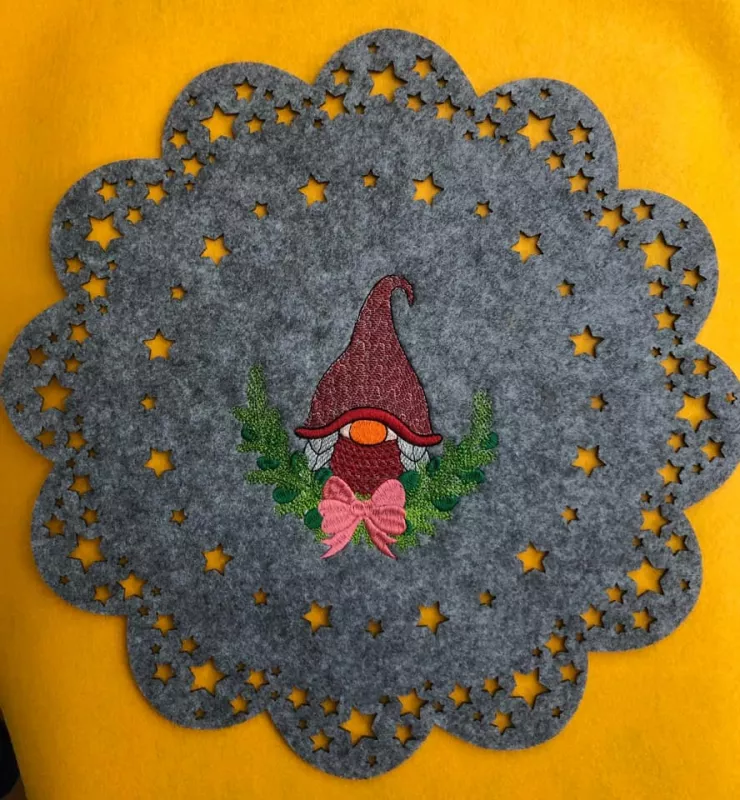 Weiblicher christmas Gnome auf ein Filz-Tischset gestickt. Weiblicher christmas Gnome auf ein Filz-Tischset gestickt.