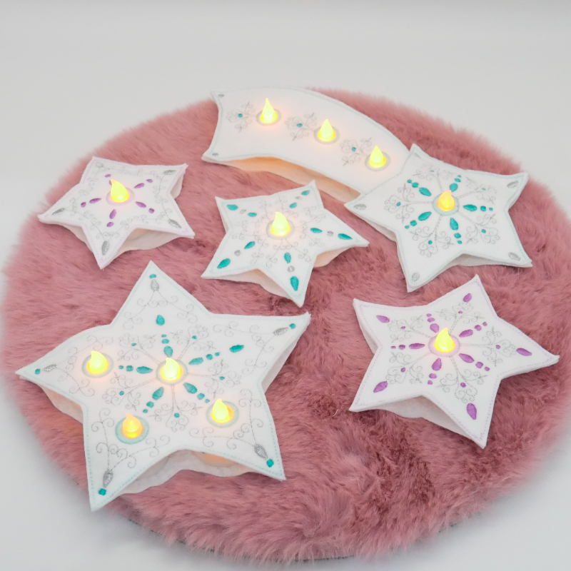 Stickdatei Set ITH Christmas Lights Vol. 2 Weiße Sterne und Sternschnuppe mit farbigen Akzenten und Teelichtern