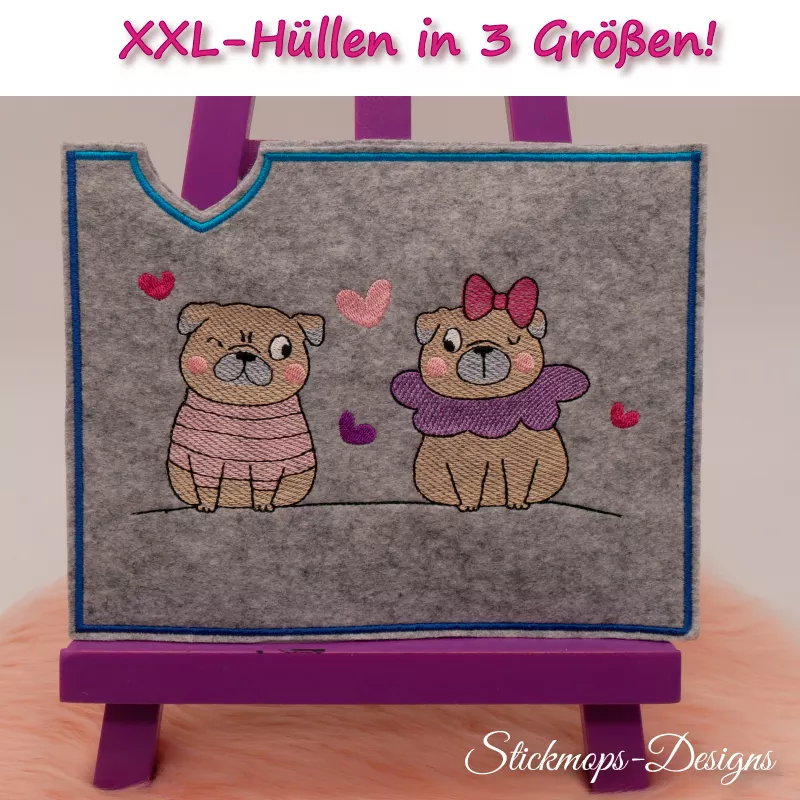 Stickdatei Set Valentinsmöpse ITH Geschenk- und Schokoladenhüllen XXL in 3 Größen, Foto mit auf Staffelei präsentierter Hülle. Hellgrauer Filzuntergrund mit männlichem und weiblichem Mops nebeneinander, umgeben von Herzchen.